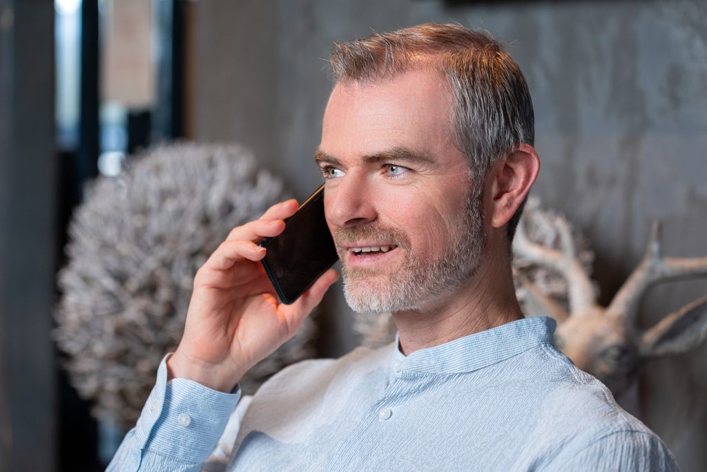 Andreas Macht mit Handy. 